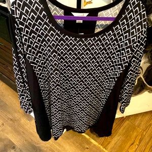 Geometric print tunic with solid sides. Size 3x